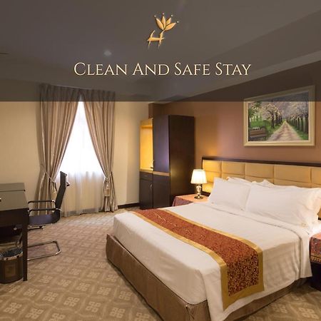 Hallmark Crown Hotel Malacca Екстериор снимка