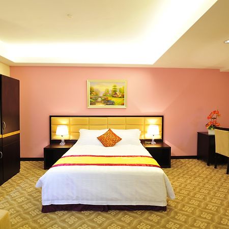 Hallmark Crown Hotel Malacca Екстериор снимка