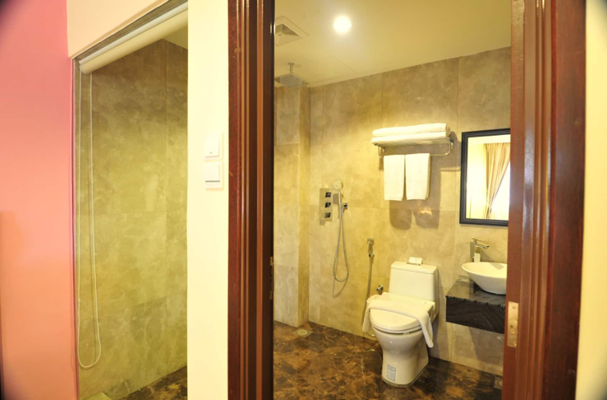Hallmark Crown Hotel Malacca Екстериор снимка