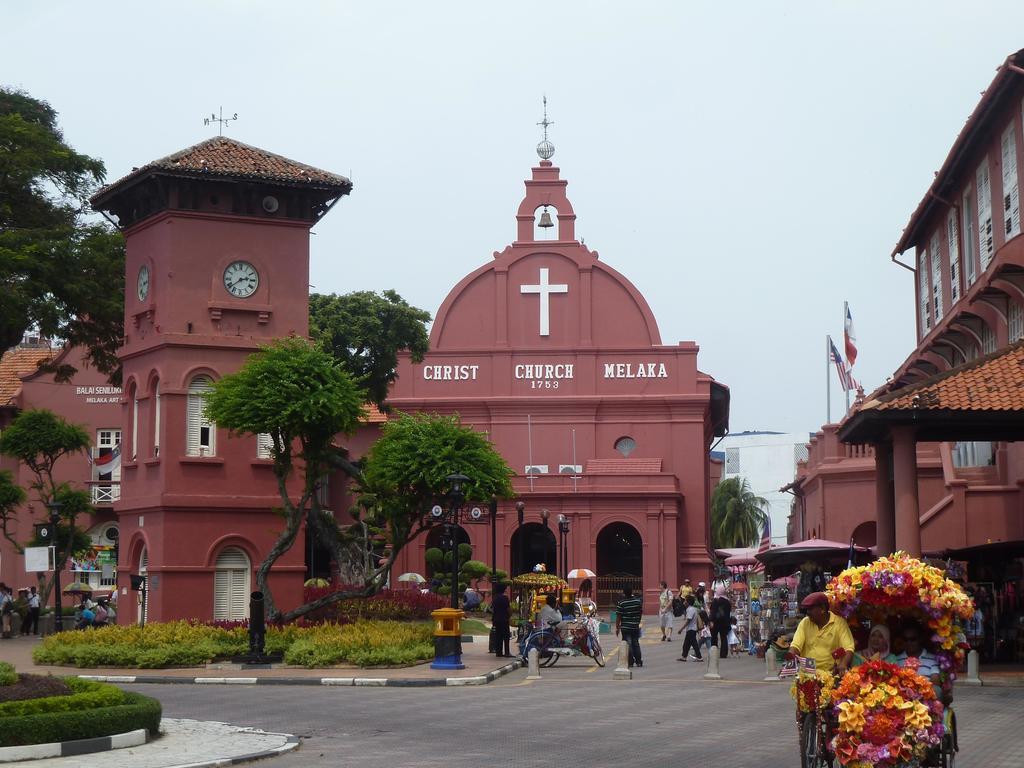 Hallmark Crown Hotel Malacca Екстериор снимка