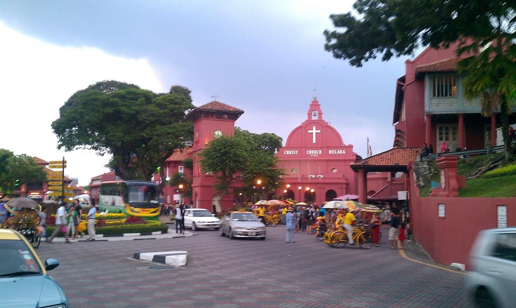 Hallmark Crown Hotel Malacca Екстериор снимка