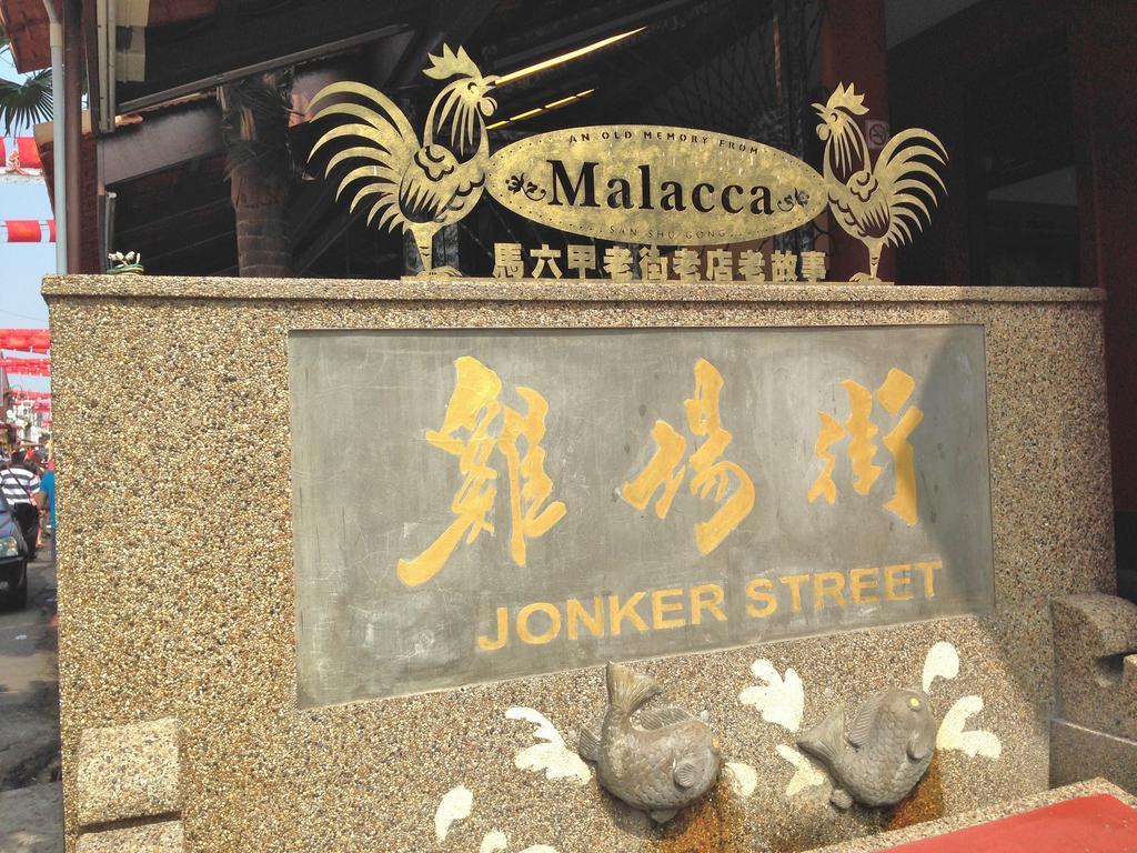 Hallmark Crown Hotel Malacca Екстериор снимка