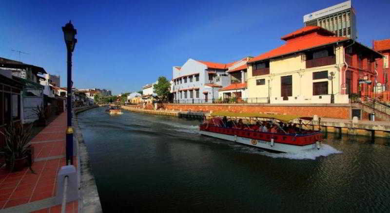 Hallmark Crown Hotel Malacca Екстериор снимка