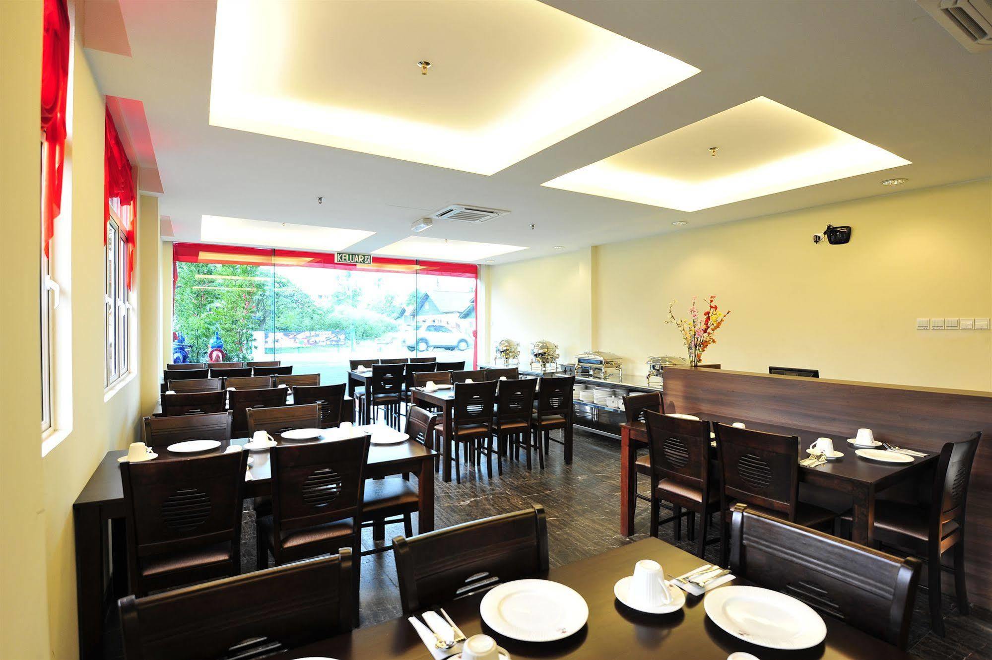 Hallmark Crown Hotel Malacca Екстериор снимка