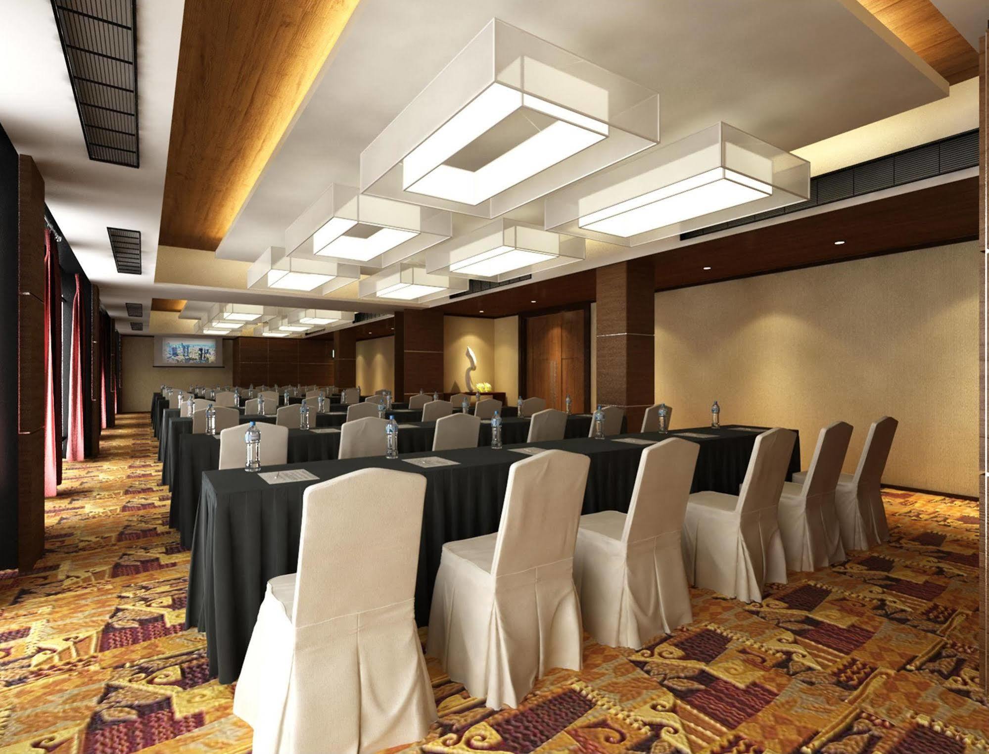Hallmark Crown Hotel Malacca Екстериор снимка