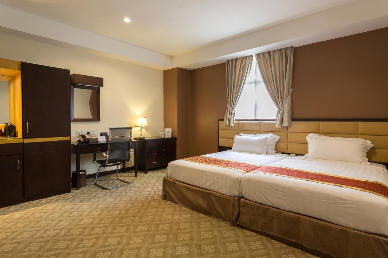 Hallmark Crown Hotel Malacca Екстериор снимка